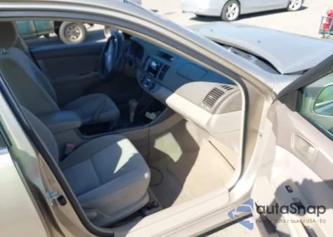 2002 Toyota Camry Le z USA, uszkodzony, nr VIN 4T1BE32K82U534669